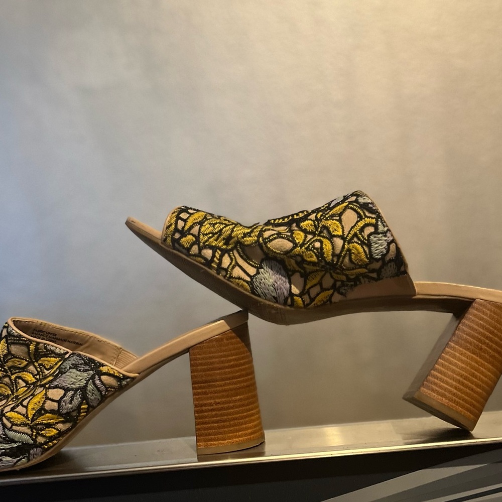 Beautiful Embroidered slides - Picture 13 of 13
